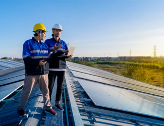 Cirion Technologies Sostenibilidad trabajadores paneles solares mobile